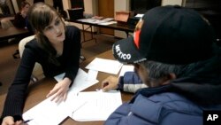 De ser aprobada la propuesta legislativa los indocumentados en Nueva York que cumplan ciertos criterior podrán ejercer su profesión y contribuir más con su comunidad. También se les permitiría ser miembro del jurado durante juicios.