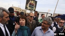 Ketua Kebijakan Luar Negeri Uni Eropa Catherine Ashton (tengah) merupakan pejabat luar negeri paling senior yang berkunjung ke Benghazi, Libya timur.