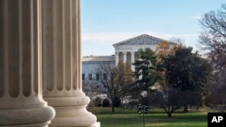 La Corte Suprema está enmarcada por las columnas del Capitolio en Washington, el martes 3 de diciembre de 2024. AP