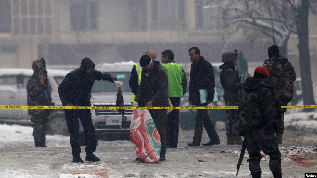 Polisi Afghanistan memeriksa lokasi serangan bom di Kabul (foto: dok). Serangan bom di Afghanistan timur hari Minggu (28/4) menewaskan 3 perwira polisi. 