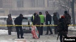 Polisi Afghanistan memeriksa lokasi serangan bom di Kabul (foto: dok). Serangan bom di Afghanistan timur hari Minggu (28/4) menewaskan 3 perwira polisi. 