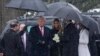 El presidente electo Donald Trump, Melania Trump, el vicepresidente electo JD Vance y Usha Vance llegan al Cementerio Nacional de Arlington, el 19 de enero de 2025, en Arlington, Virginia. 