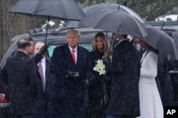 Rais Donald Trump na mkewe Melania Trump, Makamu wa Rais JD Vance na mkewe Usha Vance wakiwasili katika Makaburi ya Kitaifa ya Arlington, Jumapili, Jan. 19, 2025, huko Arlington, Virginia. (AP Photo/Evan Vucci)