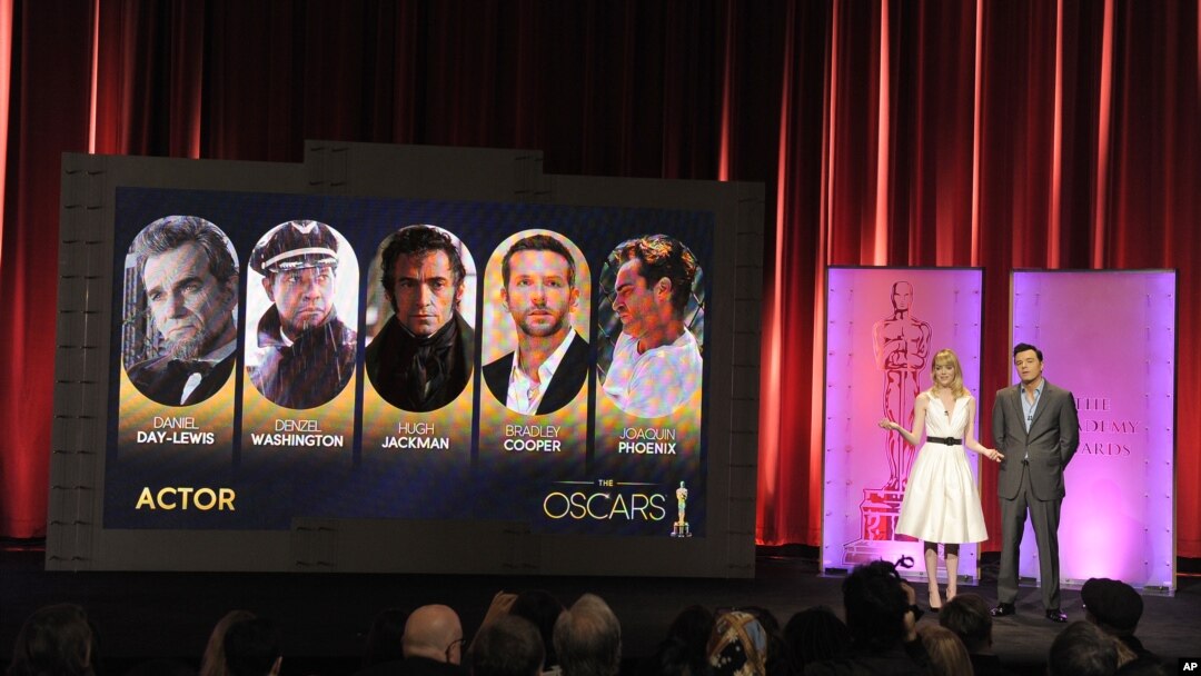 Aktris Emma Stone dan pembawa acara piala Oscar 2013 Seth MacFarlane mengumumkan daftar nominasi penghargaan Academy Awards ke-85 di Beverly Hills, California (10/1). (Foto: Invision/AP)