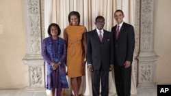 Le couple présidentiel américain en compagnie du président équato-guinéen et de son épouse, Constancia Mangue de Obiang, lors d'une réception au Musée métropolitain de New York en septembre 2009