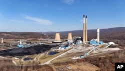 Estación generadora Conemaugh en New Florence, Pensilvania, captada el 13 de marzo de 2024. El gobernador Josh Shapiro dio a conocer un plan para luchar contra el cambio climático que supone apoyo a una legislación para energías limpias.
