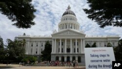 Gedung Capitol di Sacramento, California, tempat terjadinya bentrokan berdarah antar para demonstran Minggu 26/6 (foto: ilustrasi).