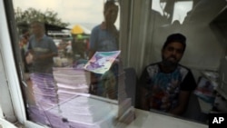 Bolívares - la moneda venezolana - son apilados en una caseta de cambio en La Parada, en las afueras de Cúcuta, Colombia, en la frontera con Venezuela. Febrero 6, 2019.