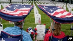 В этот день американцы навещают могилы родных и близких. Арлингтонское национальное кладбище. Арлингтон, Вирджиния. 29 мая 2023 г.