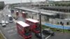 Autobuses frente a una estación de Londres, con el parque olimpico al fondo. 