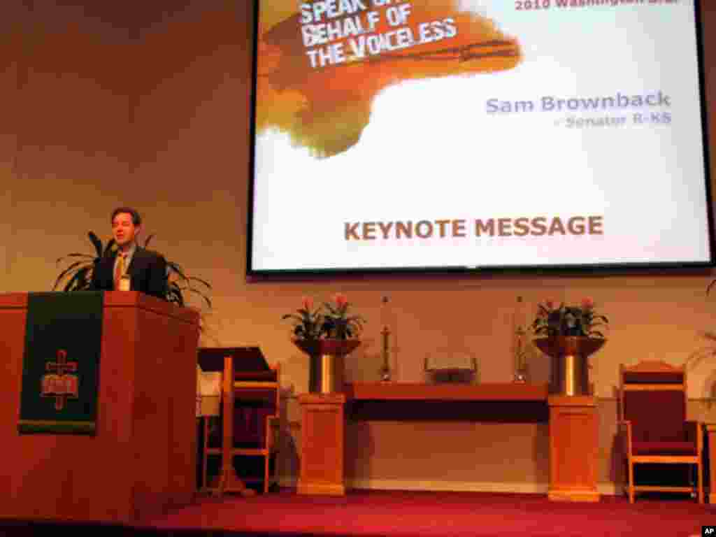 미주 한인 기독교인들이 목소리를 높여야 워싱턴이 북한 인권에 관심을 갖는다고 말하는 샘 브라운백 의원