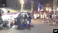 Gajah yang tiba-tiba mengamuk dalam acaara arak-arakan agama Buddha di Sri Lanka, Sabtu malam, 7 September 2019. (Derana Television via AP/videograb)