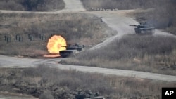 Tank K1A2 milik militer Korea Selatan melepaskan tembakan dalam latihan menembak di Pocheon, Korea Selatan, sebagai bagian dari latihan militer gabungan tahunan AS-Korsel Freedom Shield pada 14 Maret 2024. (Foto: Jung Yeon-je/Pool via AP)