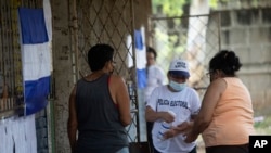 Una mujer se desinfecta las manos antes de emitir su voto en las elecciones municipales, en Managua, Nicaragua, el 6 de noviembre de 2022.
