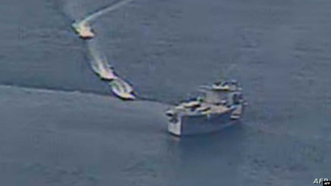 دا انځور د اپرېل په ۱۵ نېټه د امریکا له سمندري ځواکونو څخه ترلاسه شوی چې پکې د ایران د انقلابي ګارد کښتۍ په فارس خلیج کې د امریکا د پوځي کښتیو سره نږدې شوي.