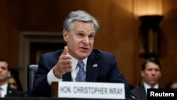 Direktur Biro Investigasi Federal (FBI), Christopher Wray, bersaksi dalam sidang dengan anggota Senat AS, di Gedung Capitol, Washington, pada 31 Oktober 2023. (Foto: Reuters/Jonathan Ernst)