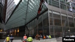 Barricadas y sacos son la constante en el bajo Manhattan que está paralizado. En la zona funciona el centro financiero y Wall Street que no abrió hoy.