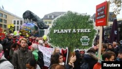 Des protestants marchent avec des panneaux "Protéger le climat - stop au charbon" à Bonn, Allemagne, le 4 novembre 2017.