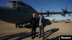 Джастин Трюдо и Йенс Столтенберг возле транспортного самолета канадских вооруженных сил CC-130 Hercules после прибытия в Кембридж-Бей, Нунавут, Канада, 25 августа 2022 года