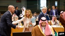 Perdana Menteri Italia Giorgia Meloni (tengah), Presiden Dewan Eropa Charles Michel (kiri) dan Putra Mahkota Saudi Mohammed bin Salman (kanan) berbincang sebelum pertemuan puncak Uni Eropa-Dewan Kerja Sama Teluk (GCC) di Brussels, 16 Oktober 2024. (Ludovic MARIN/AFP)