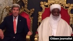 Sakataren Harkokin Wajen Amurka John Kerry da Mai Martaba Sarkin Musulmi Mohammad Sa'ad Abubaka III lokacin da ya kai ziyarasa ta ukku Najeriya