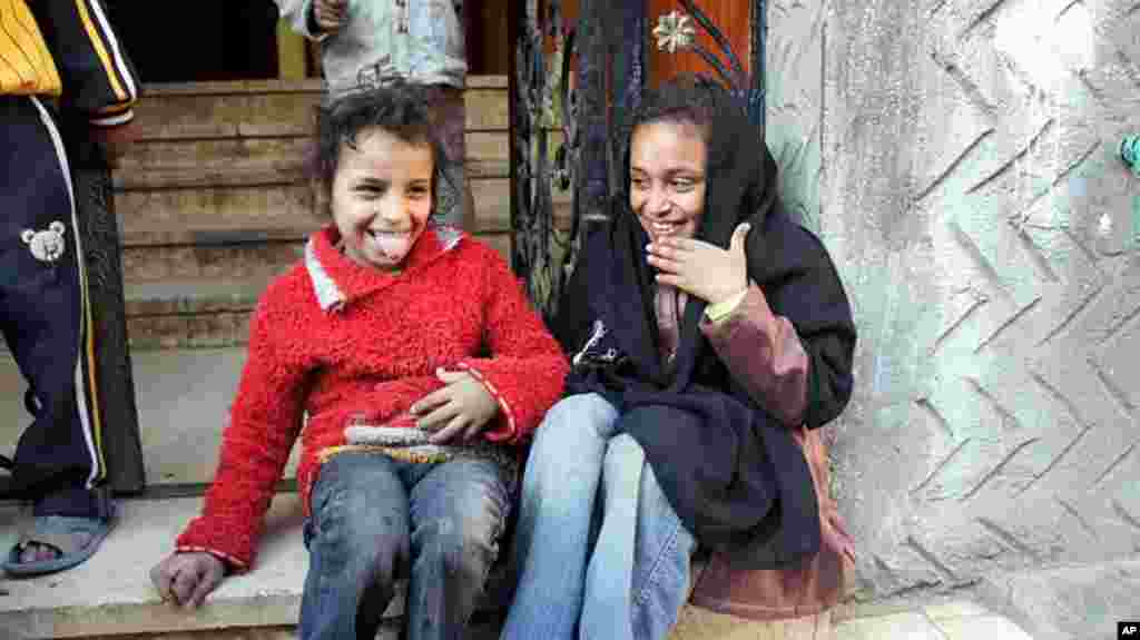 School has been suspended during the unrest, giving children an unexpected break, Kafr Torky, February 13, 2011 (VOA photo - E. Arrott)