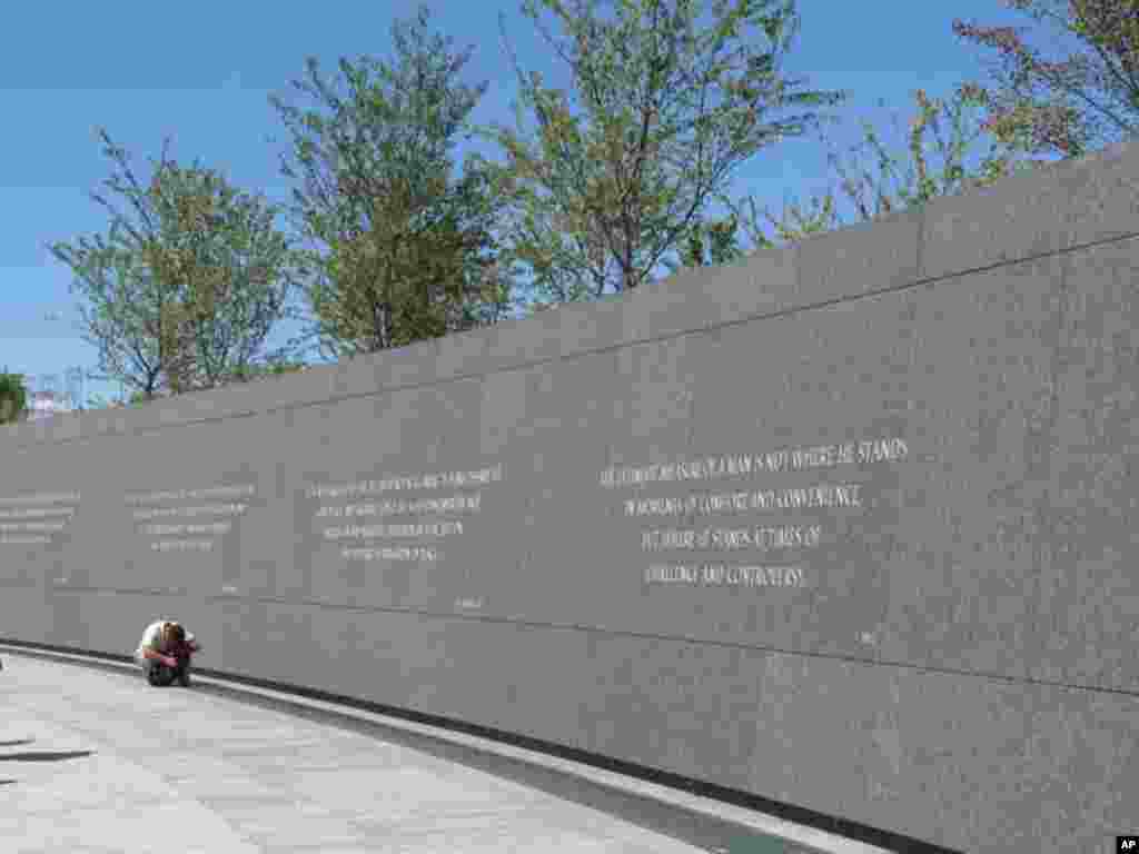 纪念墙上刻有金博士不同时期的语录 (3)