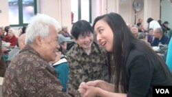 竞争纽约州众议员的劳动家庭党候选人牛毓琳在华埠老人中心拉票 (美国之音方冰拍摄)