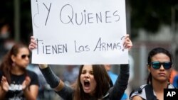 Una estudiante de la Universidad Alejandro de Humboldt participa en una protesta contra la violencia gubernamental en Caracas.