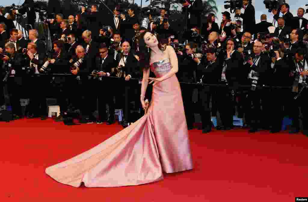 Aktris China Fan Bing Bing berpose di karpet merah saat tiba di tempat pemutaran film &#39;The Great Gatsby&#39; dan upacara pembukaan festival film Cannes yang berlangsung dari 15 Mei sampai 26 Mei.&nbsp;