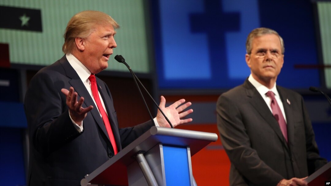 Republikanski predsednički kandidati Donald Tramp i Džeb Buš tokom prve TV debate u Klivlendu, 6. avgusta 2015.