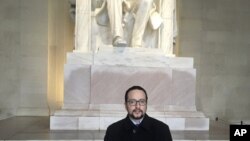 Edison Suasnavas, científico ecuatoriano, podría ser deportado. En la foto, posa frente al monumento a Abraham Lincoln, en Washington.