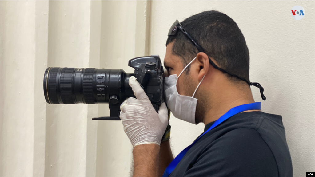 Un reportero de un medio independiente de Nicaragua realiza una fotografía en el parlamento nacional controlado por Daniel Ortega. [Foto: Houston Castillo]