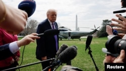 11일, 도널드 트럼프 미국 대통령이 백악관에서 오하이오주와 켄터키주로 이동하기 위해 해군 1호기(Marine One)로 향하며 언론에 발언하고 있다. (로이터/브라이언 스나이더)