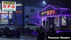 미국 애틀랜타 경찰관들이 16일 연쇄총격 발생 업소 주변을 살피고 있다.