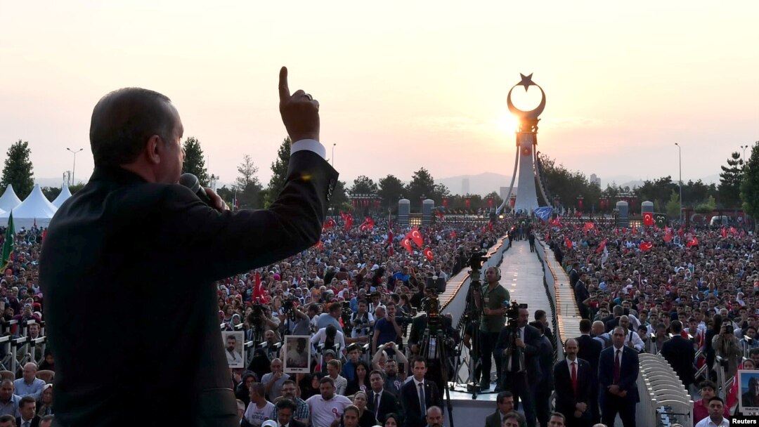 Presiden Turki Tayyip Erdogan berpidato di depan ribuan pendukungnya pada peringatan 1 tahun kudeta militer yang gagal di Ankara, Minggu (16/7). 