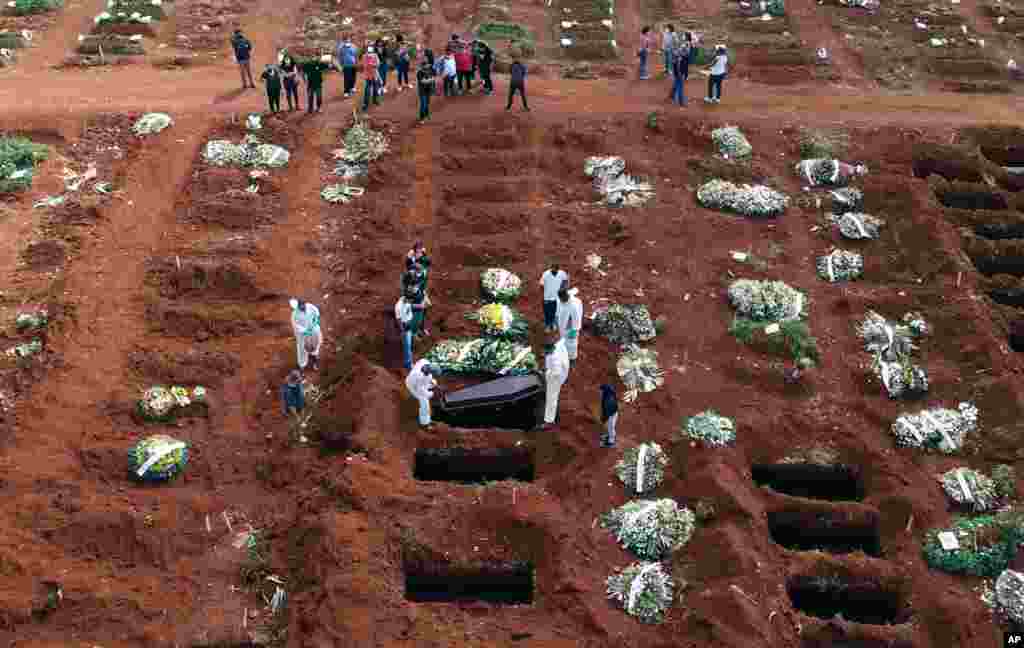 دفن یکی دیگر از قربانیان کرونا در گورستانی در سائوپولو، برزیل