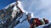 En esta fotografía del 22 de mayo de 2019, una larga fila de montañistas ascienden al pico del Everest. (Nimsdai Project Possible vía AP)