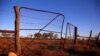 Sebuah gerbang tua di pagar dingo berusia 100 tahun dapat dilihat di pinggiran kota pedalaman Queensland, Stonehenge di Australia, 12 Agustus 2017. (Foto: REUTERS/David Gray)