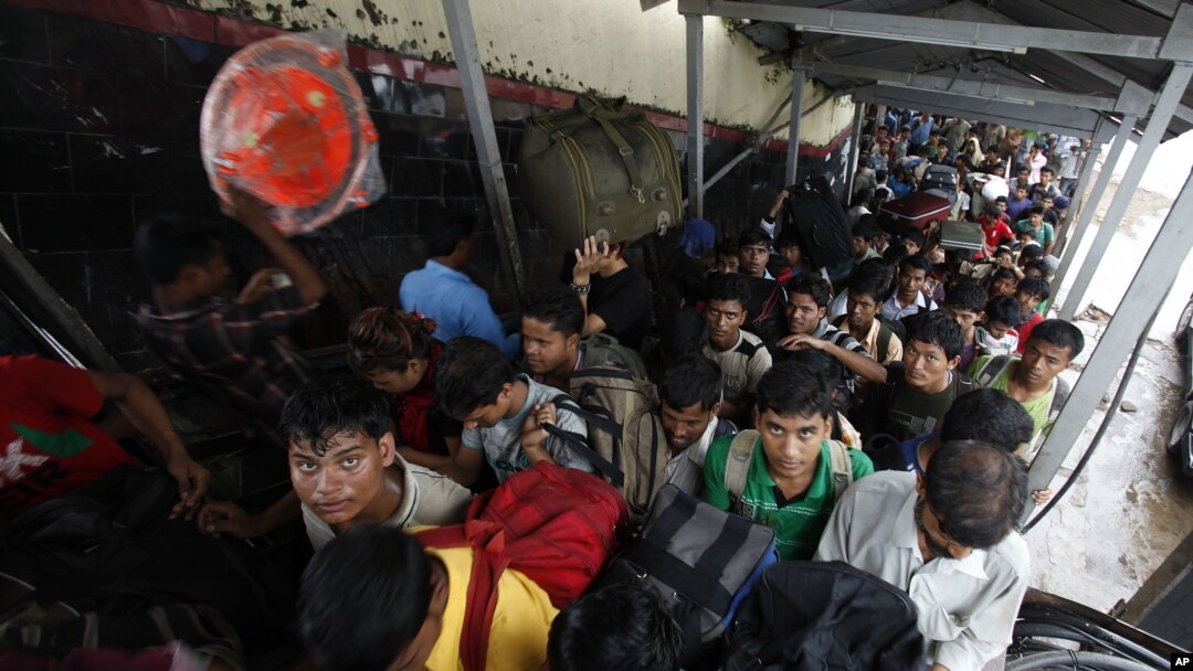 Ribuan warga India yang berasal dari India timur laut meninggalkan tempat tinggalnya akibat ketakutan akan tindakan pembalasan kerusuhan di negara bagian Assam (foto: dok). 