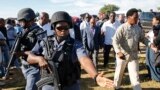 Thomas Thabane arinzwe n'abapolisi mu matora ya 2015.