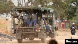 La police et l'armée patrouillent dans les rues pendant le confinement national visant à freiner la propagation de la maladie à coronavirus (COVID-19) à Harare, Zimbabwe, le 19 avril 2020.