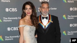 ARCHIVO - Amal y George Clooney asisten a una gala de reconocimiento del Kennedy Center en Washington, el 4 de diciembre de 2022.