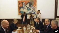 Predsednik Srbije Tomislav Nikolić za vrmee razgovora sa britanskim šefom diplomatije Vilijamom Hejgom, u Beogradu 25. oktobra 2012.