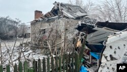 Una vista de casas privadas dañadas por un ataque con misiles rusos en Novomoskovsk, cerca de Kryvyi Rih, Ucrania, el 8 de enero de 2024. (Servicio de Emergencia de Ucrania vía AP)