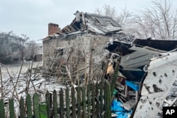 نمایی از خانه آسیب دیده در اثر حمله موشکی روسیه در نووموسکوفسک، اوکراین