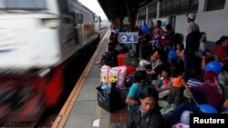 Warga yang ingin mudik menjelang lebaran memadati stasiun kereta api di Pasar Senen, Jakarta, 22 Juni 2017. (foto: dok). 