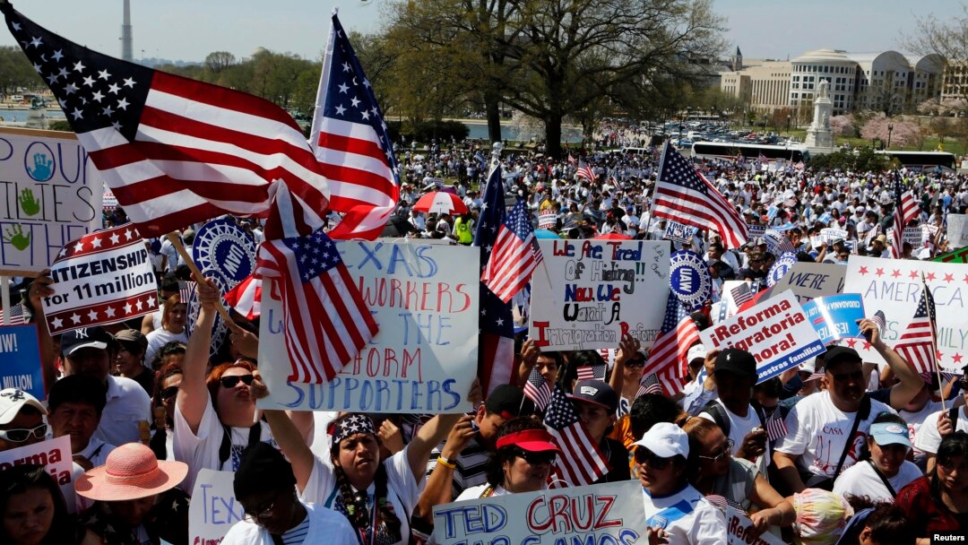 Warga keturunan Amerika Latin berunjuk rasa di depan Gedung Capitol, Washington DC saat bersidang membahas reformasi imigrasi, 10 April 2013 (Foto: dok).