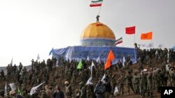 Para anggota Basij, unit paramiliter Garda Revolusi Iran melakukan parade dengan membuat model "masjid al-Aqsa yang berhasil direbut dari Israel" (foto: ilustrasi). 