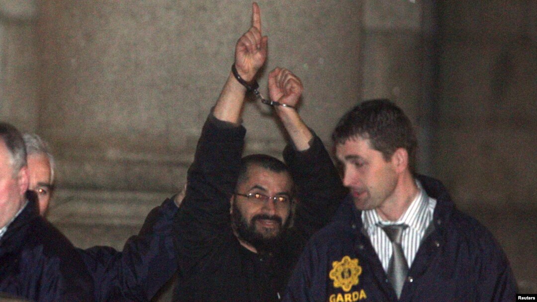 FILE – Ali Charaf Damache, yang juga diketahui sebagai "Black Flag," dibawa polisi Irlandia setelah ditangkap dengan dakwaan terorisme. (Foto: dok. 2010)